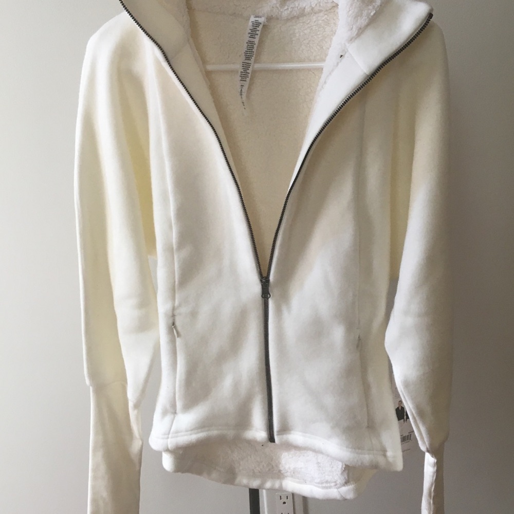 Alo yoga, white dream fleece jacket. New with tags. Size XS.